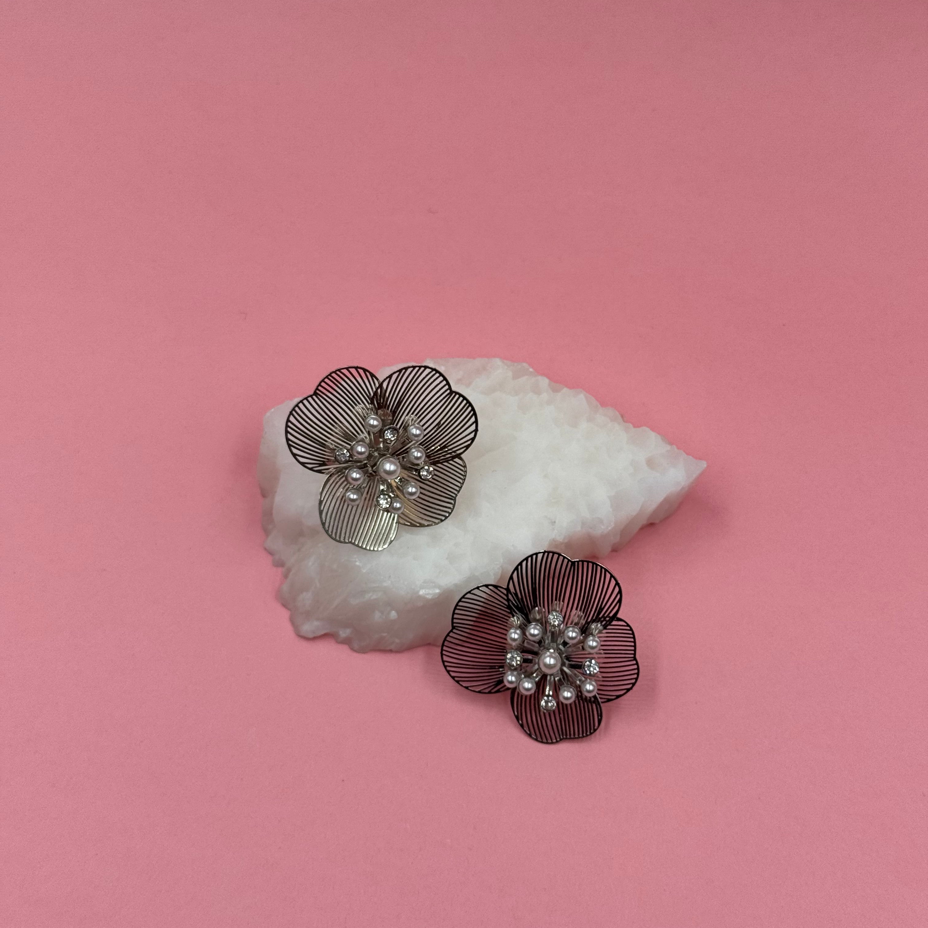 Pearl bloom silver earrings